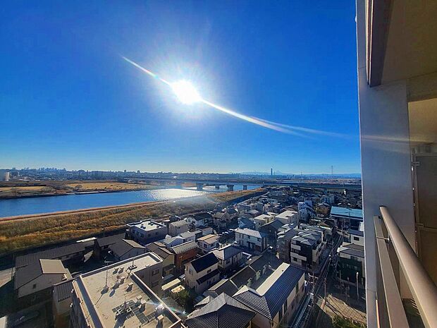 【The View】毎日の暮らしが豊かになりそうな12階からのこの素晴らしい眺望。富士山や走る電車を眺めることができます！夏には花火大会も鑑賞できますよ♪