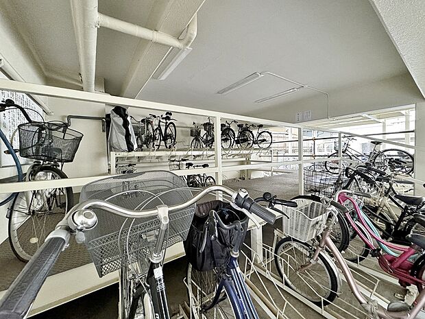 〜駐輪場〜ラックで管理されており、とても綺麗な自転車置き場です。こういったところにも管理の良さが伺えます。利用料月額/300円※空き状況は随時要確認。