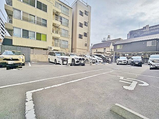 駐車場は広々としているので、駐車が苦手な方にも安心ですね。