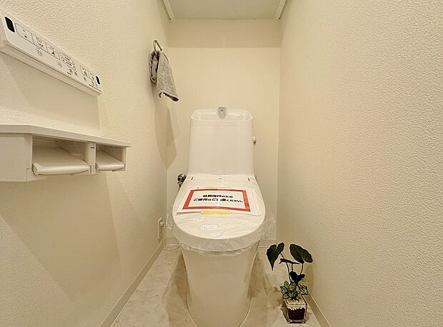 〜Toilet〜　　　　　ゆとりをもったトイレの広さ、白を基調として落ち着く場を演出しております。