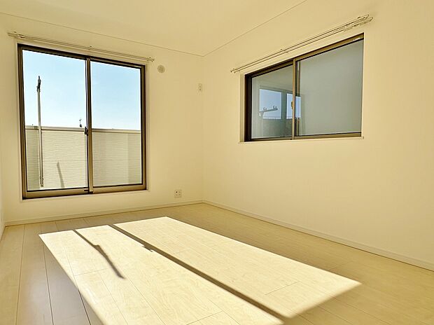 「2階洋室7.5帖」主寝室に合うお部屋、2方向に窓を確保できた明るい空間で休息のトキをお過ごしください。