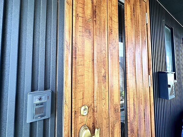 どっしりとした木目調の玄関ドア