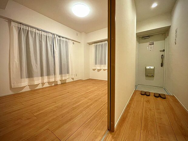 『洋室5.7帖』主寝室に合うお部屋はベッドも置ける広さ、明るく開放感ある角部屋です。クローゼットも完備しています。