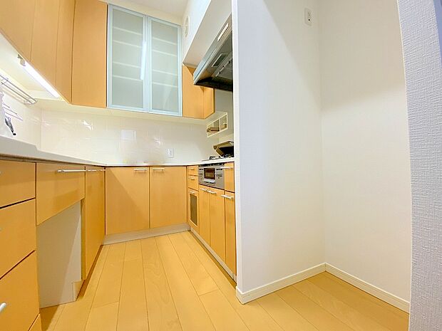 コの字のキッチンは作業スペースにゆとりがあり、収納もしっかりと備えております。