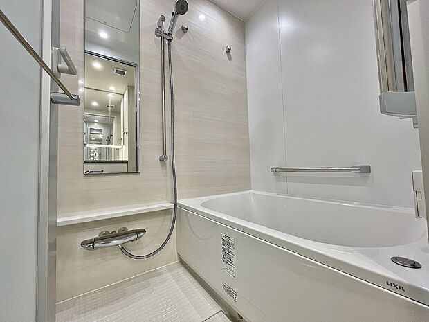 明るい配色のパネルで清潔感のあるバスルームです。もちろん浴室乾燥や暖房機能などもございます。