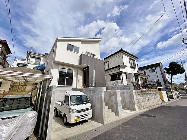 周辺には低層住宅地が広がり、高い建物が少ないので、晴れた日には青々とした空が広がります。開放的な空間にいると自然と心も軽くなりますね。