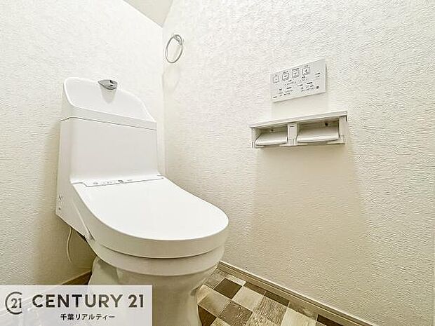 1・2階にトイレがございます！朝の忙しい時間帯も待たずにすみそうですね。白を基調とした清潔感のあるトイレでお手入れがしやすいです！