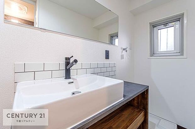 小窓付きの明るい洗面室です！湿気もすぐに入れ替えができて清潔に保つことができます！
