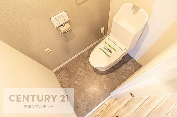 清潔感のある色味のお手洗いです！さわやかでスッキリする空間です！白を基調としているので、お手入れがしやすいトイレです！