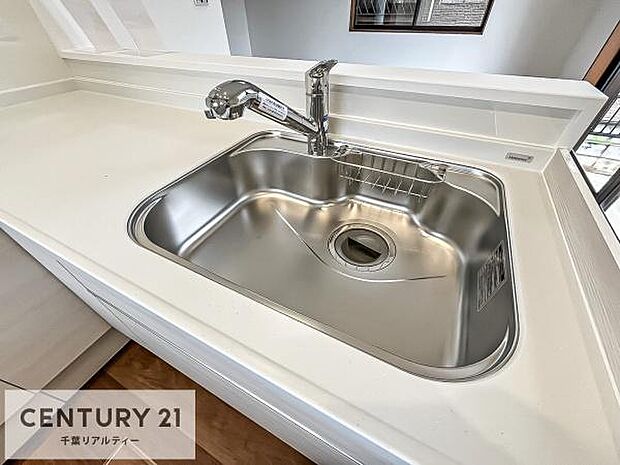 ワイドなシンクですね！水が跳ねにくく洗物がしやすい家事が楽々仕様のシステムキッチンです！デザイン性と機能性を兼ねたキッチンで清潔感がありますね！