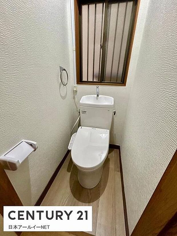 トイレも新調になります。小窓もあり、明るいトイレです♪