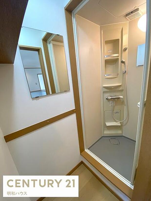2階シャワールーム＋脱衣スペース！