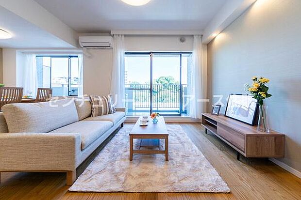 「住み心地の良いリビング空間」家具の配置もスッキリ。窓が大きく明るく開放的。