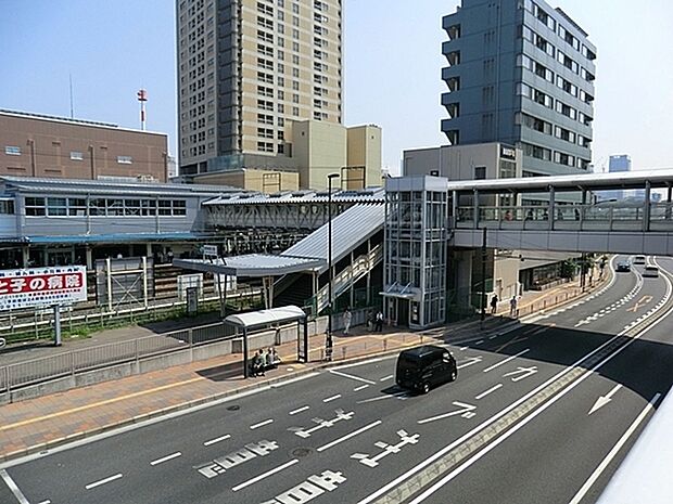 東神奈川駅（JR京浜東北線・横浜線）まで346m、京浜急行電鉄本線仲木戸駅とペデストリアンデッキで結ばれており、利便性良好。
