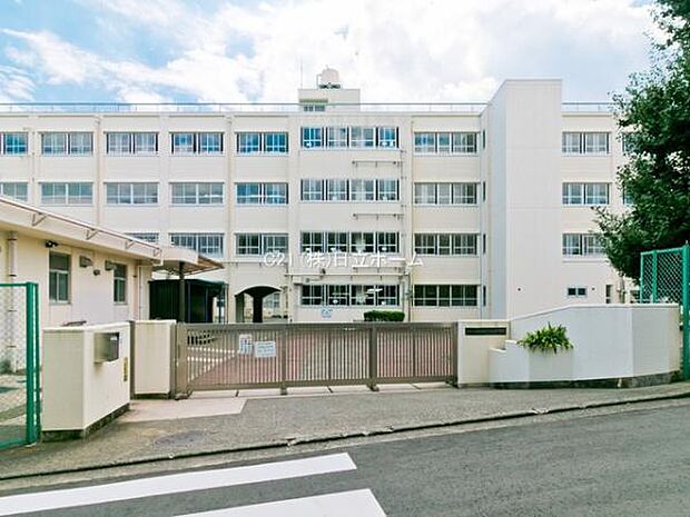 横浜市立南希望が丘中学校まで503m、8つの運動部と3つの文化部があります。生徒のほとんどが部活動に所属し、毎日熱心に活動に取り組んでいます。