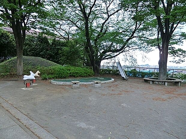 荏田第三公園まで1166m、愛和幼稚園の西の丘陵地にある緑豊かな公園です。樹木林の間に階段や坂の遊歩道が整備され、自然を楽しめるつくりになっています