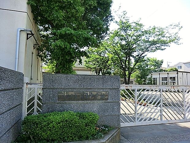 川崎市立日吉中学校まで293m、校名には現在では横浜市の地名である「日吉」の名が付くが、所在地は川崎市幸区北加瀬であり、横浜市の立地ではない。