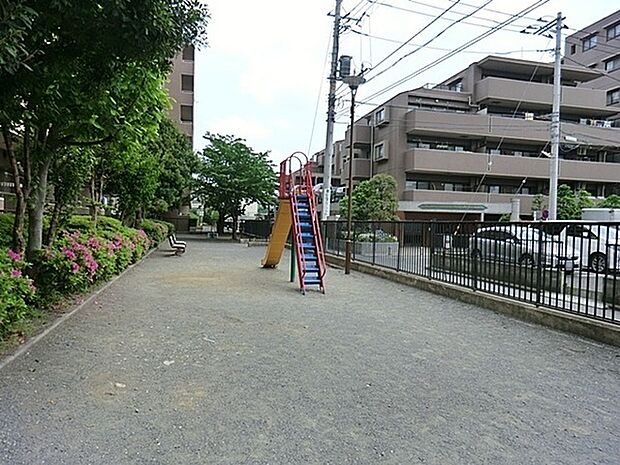 下小田中つばき公園まで457m、道路に沿って細長い敷地になっているのが特徴で、園内にはすべり台、砂場、小さなシーソーが設置されています。