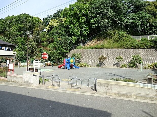 駒岡堂ノ前公園まで1277m、駒岡堂ノ前古墳に隣接する小さな公園。小さなお子様が遊ぶのにちょうどよいカラフルな滑り台や鉄棒があります。
