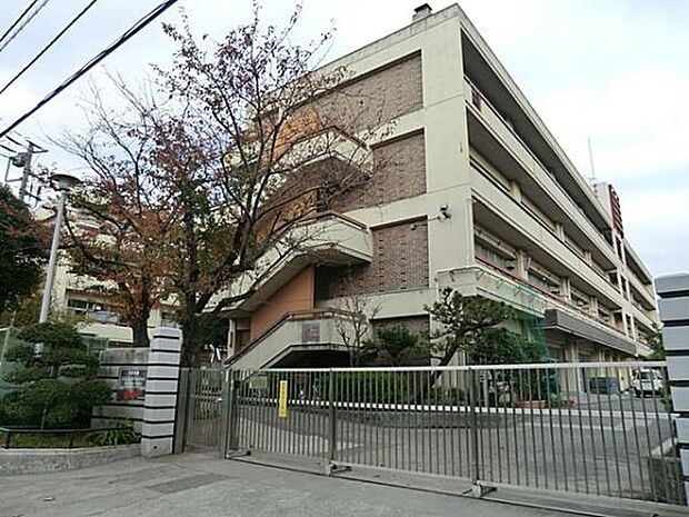 横浜市立すすき野中学校まで848m、校章はすすき野の「す」と、中学校の「中」という文字を組合せ、全体を二等辺三角形を基調とした形でまとめた。