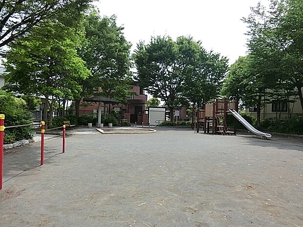 さちが丘蔵屋敷公園まで950m、小さなお子さんに遊びやすい公園です。滑り台など遊具が設置されています。