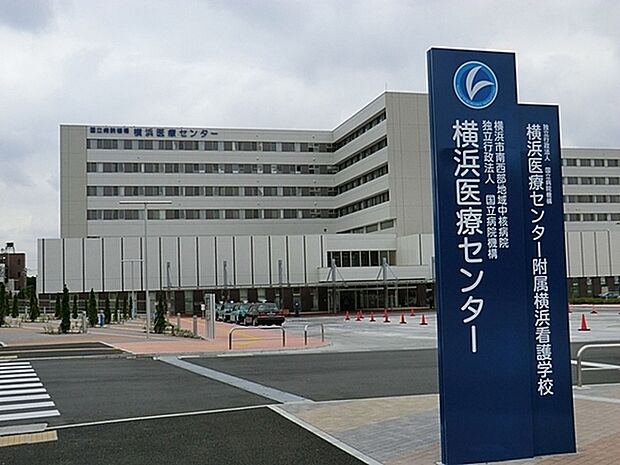 横浜市南西部地域中核病院　横浜医療センターまで1047m、外来診療時間　8：30〜17：15　紹介制のため要紹介状。外科、小児科、皮膚科他、専門外来も有。