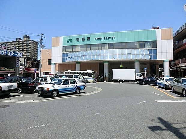 鴨居駅（JR横浜線）まで1194m、近くにららぽーと横浜がありスーパーやファストフード店も充実。JR横浜線で横浜駅まで20分。北口には鶴見川が流れる。