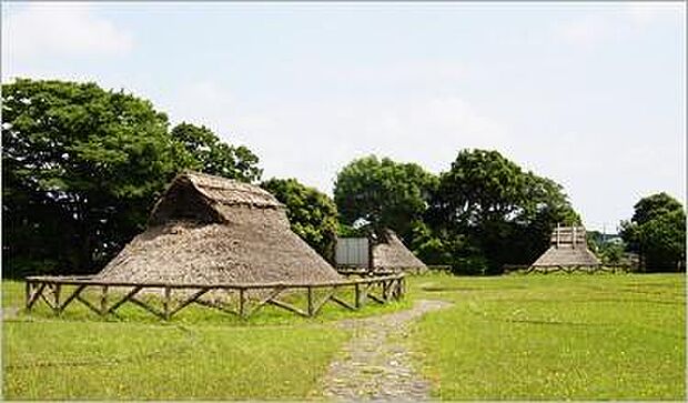 三殿考古館まで715m、国の史跡・三殿台遺跡から出土した遺物や遺構を保存・展示し、古代横浜の歴史を紹介しています。
