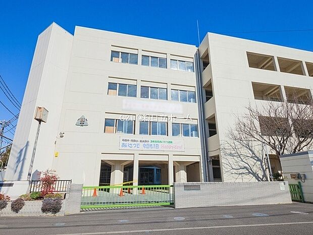 横浜市立蒔田中学校まで1170m、全職員で生徒の健全育成に向けて、活力と魅力のある学校作りを目指します。