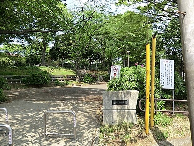 猪子山第一公園まで866m、西谷駅徒歩6分の緑豊かな公園。敷地が上下2段に分かれ広い園内には4種類の遊具が設置されています。