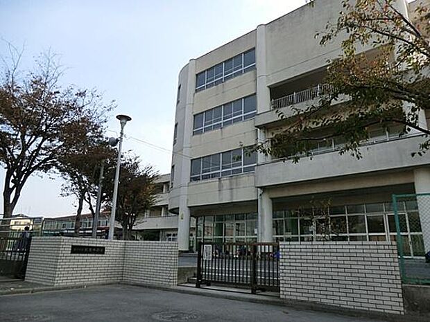 横浜市立飯島中学校まで1639m、学校教育目標：「あいさつ」から始まる、「思いやり」「団結」「けじめ」の心を持つ生徒の育成