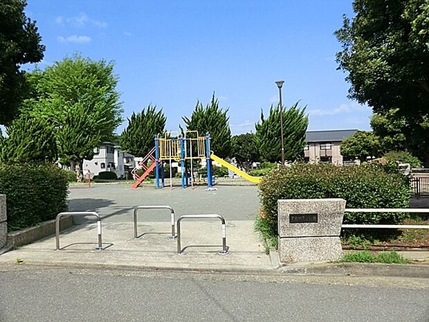 下倉田第三公園まで1618m、複合滑り台などがあります。