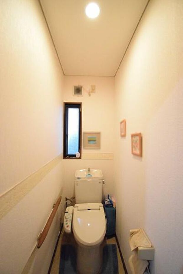 1階トイレ。窓がある明るいトイレです。換気も◎