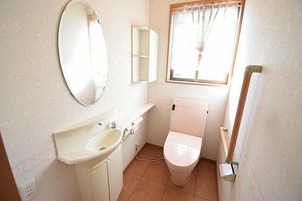 清潔感のあるトイレです。手洗い場や鏡も完備！トイレットペーパーやサニタリー用品等も収納できます。