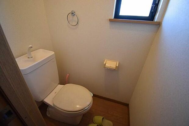2Fトイレです。清潔感のあるトイレは新生活に欠かせない。