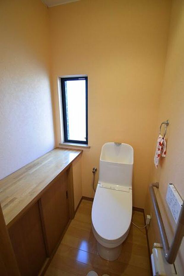 1階トイレです。トイレも窓付きで明るく、清潔感バッチリです！収納やタオルホルダー、横には物を置けるスペースもあります◎