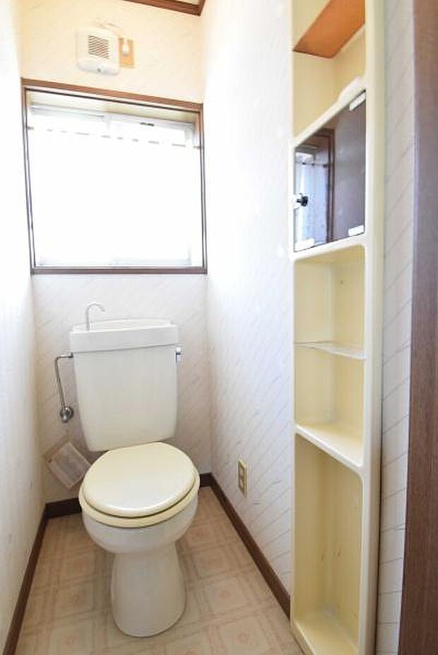 トイレは2か所あります。階段を降りなくてもいいので、お部屋からの移動もラクラクです！窓もあるため清潔感あふれるトイレです！