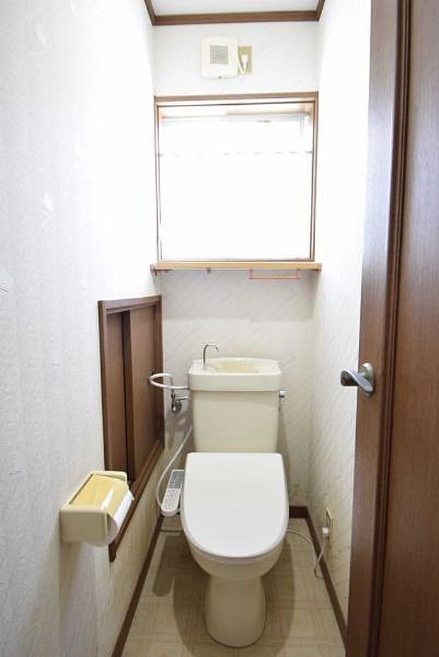 1階トイレです。窓もあり、明るさも換気も◎収納棚も完備！