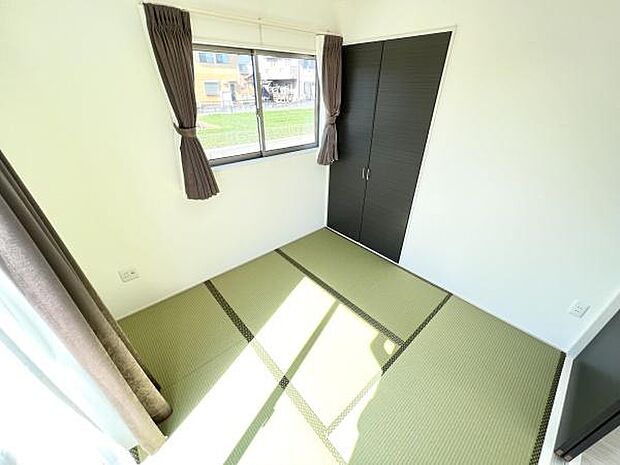 1階4.5帖洋風和室。お子様の遊び場や来客用の寝室など多様な用途で使えます♪畳も新品で日焼け防止にカーテンも付属します。