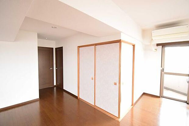 リビング隣接の和室は開放すればリビングとつながる広々とした寛ぎスペースに。扉を閉めれば、お子様のお昼寝、来客用の寝室にと多様な用途で使えます。
