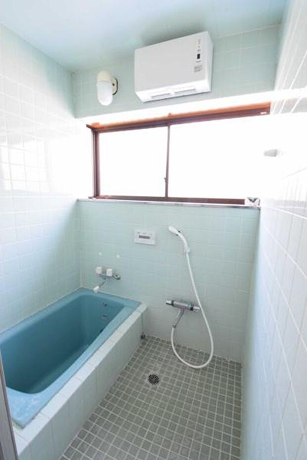 窓から光が差し込む明るい古き良きタイルは張りの浴室です！耐水・耐火性に優れており、お掃除もラクラク！