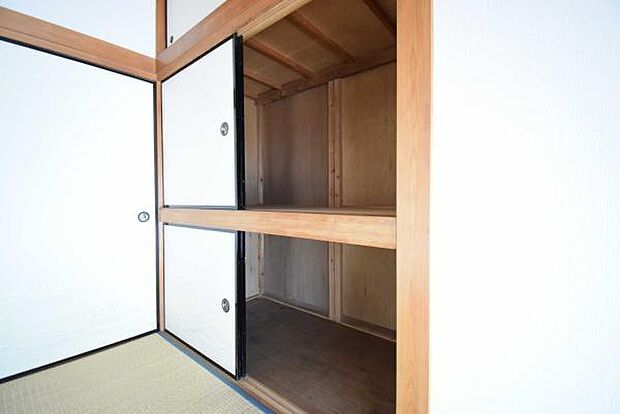 襖の2段収納スペースがあり、住空間はスッキリ広々！片付いたお部屋をキープできます。