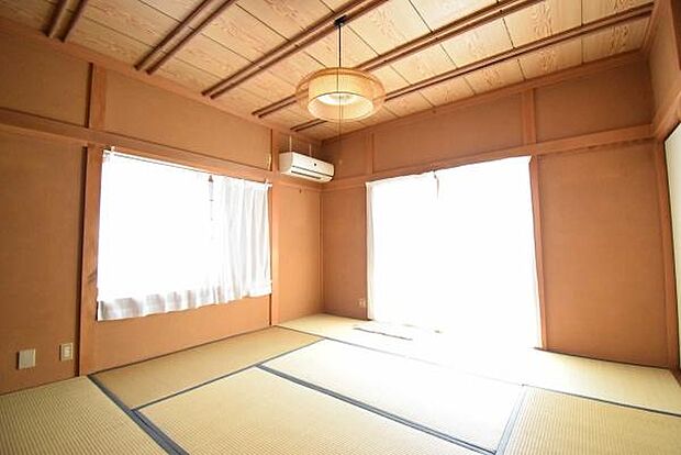 和室に隣接している和室です。2WAY仕様で、扉を開放すれば、更に開放的な空間になります。窓・襖が大きく開放的で明るい空間です。
