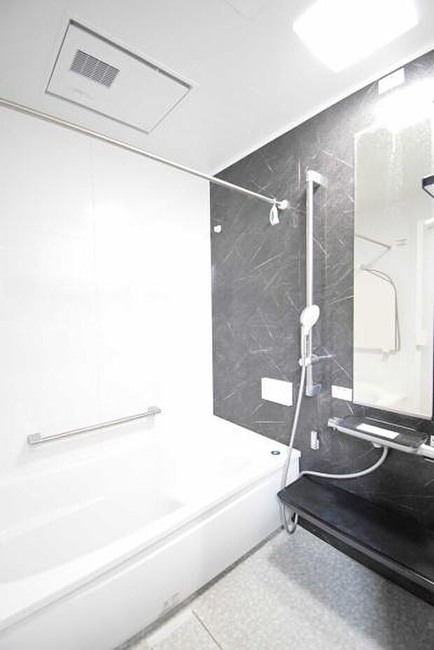 白と黒を基調としたバスルームは清潔感にあふれてます♪広々とした浴室は小さいお子様ともゆったり入ることができます！