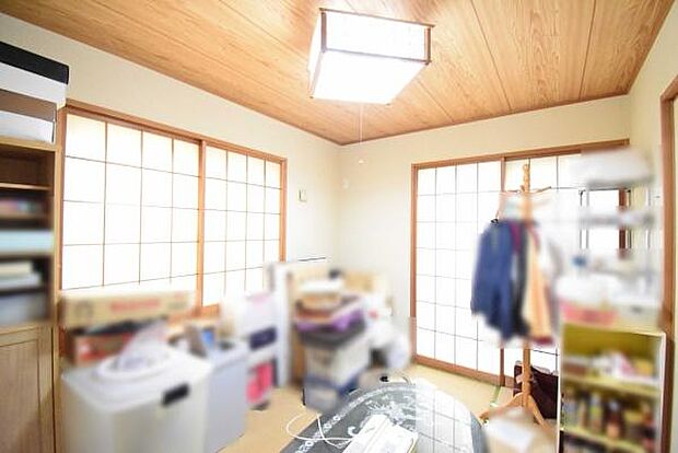2面採光の明るい6帖の和室。収納スペースもあり、お布団や季節物の衣類もスッキリ収納できます。