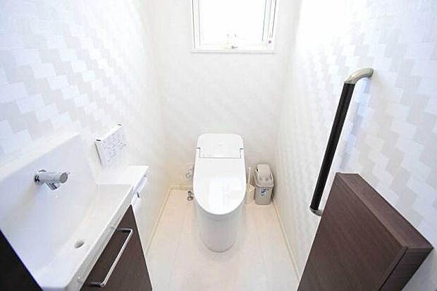 1階トイレです。一階トイレも浴室同様窓付きで、いつでも明るい(^^♪収納棚付きが嬉しいトイレです。