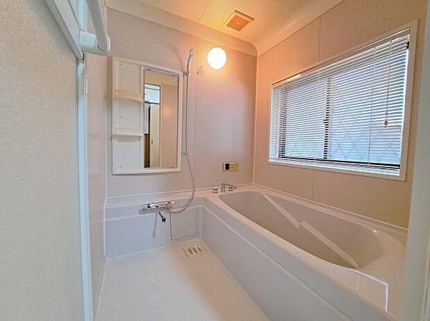 【浴室】明るい浴室！半身浴もゆっくり楽しめる浴槽です