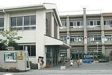 和歌山市立直川小学校まで885m