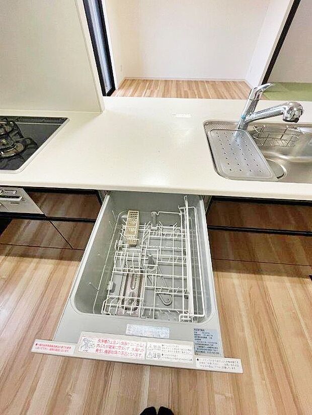 食器洗浄乾燥機付きシステムキッチンです。家事の効率化が図れます。　