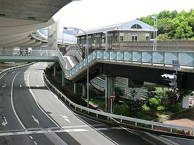 金沢シーサイドライン『鳥浜』駅　400m　三井アウトレットパーク横浜ベイサイドの最寄り駅です。 